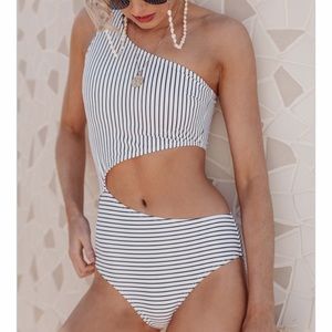 One Shoulder Cutout Design Striper Swimsuit